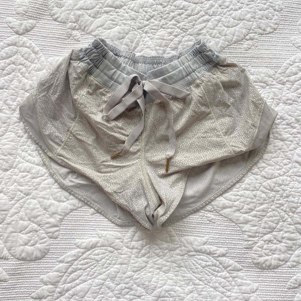Grey/White Patterned Lululemon Hotty Hot Shorts (size 4)